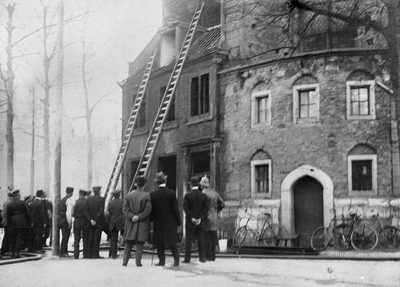 98648 Afbeelding van het blussen van de brand in een woonhuis tegen de zuidoostzijde van het koor van de Janskerk ...